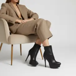 Bota Plataforma Scarlett Couro Preto