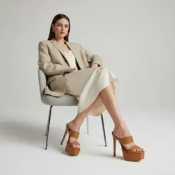 Mule Plataforma Arianna Couro Amendoa